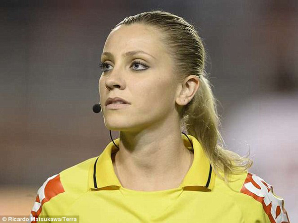 Ini Wasit Sepakbola Cantik nan Seksi dari Brasil!